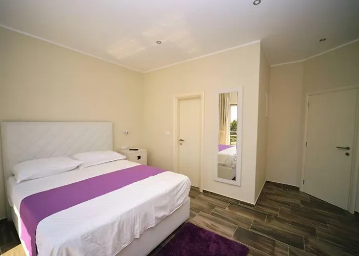 Manuela Πανσιόν Οπατία